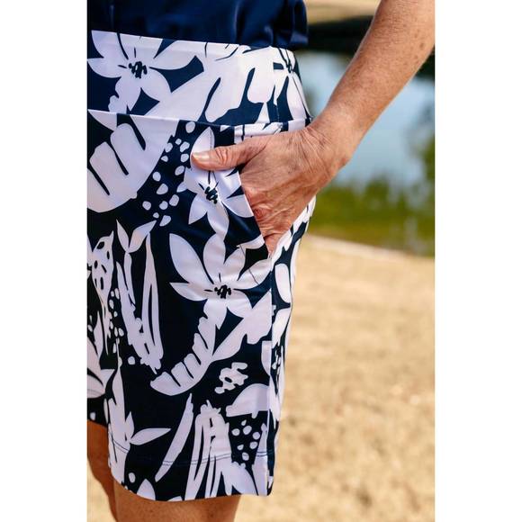 NEW KATHERINE WAY kiawah golf skort in jungle boogie - Picture 4 of 4